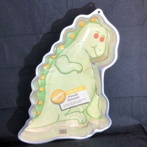 Vintage Wilton friendly dinosaur cake pan with example/instructions sheet.